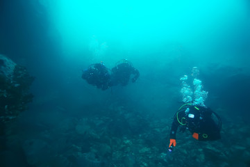 group of divers in muddy poorly clear water, dangerous diving