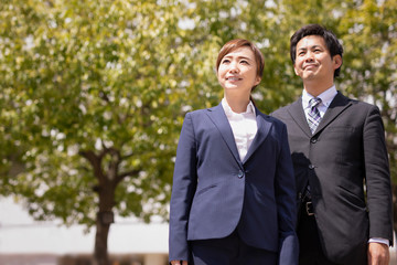 緑の中の会社員
