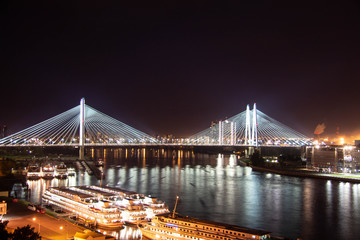 Fototapeta na wymiar night view of the river and the bridge
