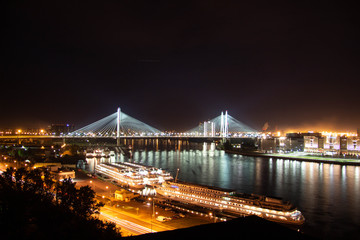 Fototapeta na wymiar night view of the river and the bridge