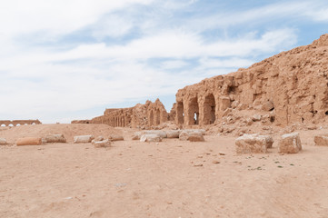 Fototapeta na wymiar Antiche fortezze mussulmane nel deserto siriano