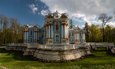 Fototapeta na wymiar historic building with columns in the park