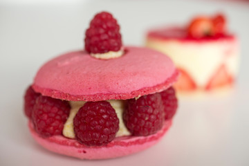 Patisserie &agrave; base de macarons et de framboises