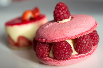 Patisserie à base de macarons et de framboises