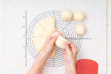 自宅でパン作りする工程　生地を分割した後にひとつずつ丸める様子