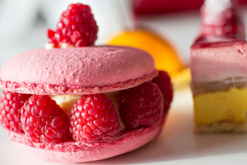 Patisserie à base de macarons et de framboises