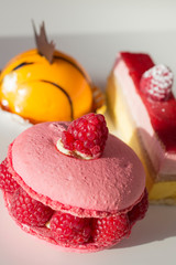 Patisserie à base de macarons et de framboises
