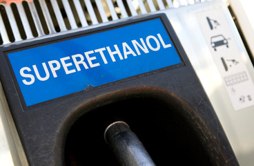 Distribution à la pompe de super ethanol