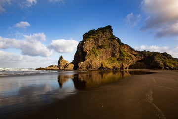 Obraz na płótnie Canvas Romantic Piha Beach, North island, New Zealand