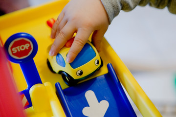Trés jeune enfant en train de jouer