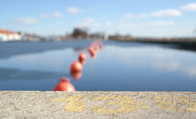 Czerwone boje na niebieskim tle 