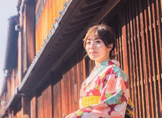 振り向く着物の女性