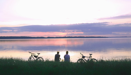 Wieczorny odpoczynek nad wodą 
