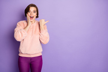 Portrait of impressed funky crazy girl promoter point thumb copyspace indicate incredible discounts...