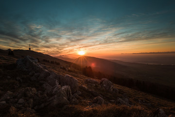 Lever de soleil au dessus des montagnes