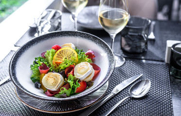 Green salad with goat cheese