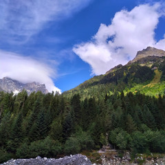 Obraz premium Beautiful mountain landscape through the eyes of travelers.