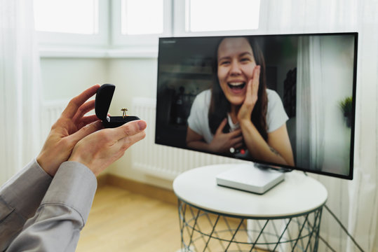 Man making marriage proposal to girlfriend online