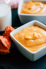 Bol de délicieuse soupe velouté de courge butternut