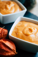 Bol de délicieuse soupe velouté de courge butternut