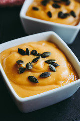 Bol de soupe velouté de courge butternut avec des graines de courge
