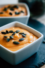 Bol de soupe velouté de courge butternut avec des graines de courge