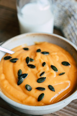 Bol de soupe velouté de courge butternut avec des graines de courge