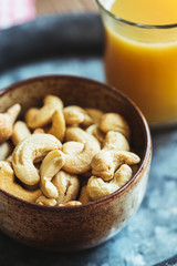 Noix de cajou dans un bol pour l'apéritif