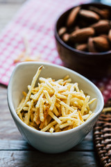 Chips en forme d'allumettes pour grignoter à l'apéritif