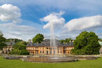 Schloss Pillnitz Dresden im Frühling mit Springbrunnen