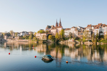 Obraz premium Basel, Münster, Kirche, Pfalz, Rhein, Rheinufer, Stadt, Altstadt, Altstadthäuser, Grossbasel, Kleinbasel, Frühling, Rheinschifffahrt, Fähre, Schweiz
