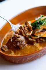 チキン・ポーク・ビーフ・野菜のカレー　スプーンですくうシーン