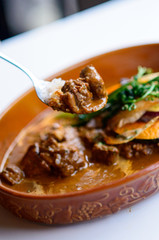 カレー　具をスプーンですくう