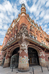 Fototapeta premium Barcelona, Katalonia / Hiszpania: 04 09 2020: Pałac muzyki, w gotyckiej dzielnicy miasta, puste ulice Barcelony podczas pandemii koronawirusa COVID-19