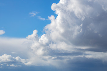 Obraz premium Beautiful fluffy clouds in the blue sky