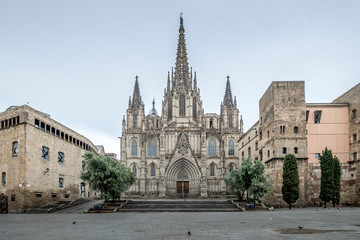 Fototapeta na wymiar Barcelona, Catalonia / Spain: 04 09 2020: empty streets with the city's cathedral in the background in the city of Barcelona during the covid-19 coronavirus pandemic