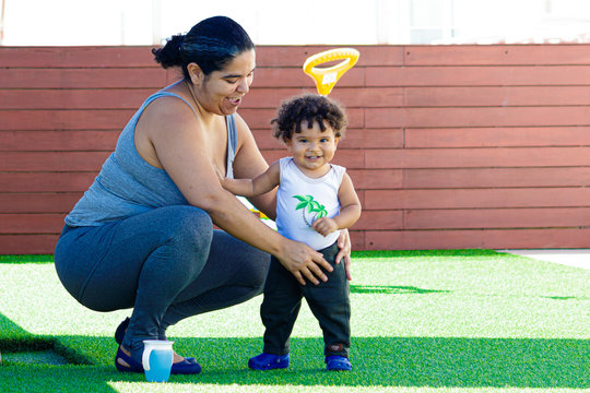 Divers&atilde;o entre m&atilde;e e filho em dia de sol na quarentena.