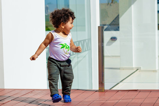 Lindo beb&ecirc; de 1 ano, brincando no terra&ccedil;o do predio em dias de quarentena.