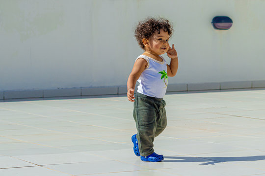 Lindo beb&ecirc; de 1 ano, brincando no terra&ccedil;o do predio em dias de quarentena.