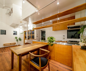 ダイニングスペースとキッチンカウンター	