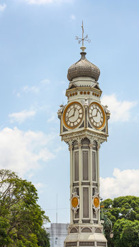 Rel&oacute;gio da pra&ccedil;a do rel&oacute;gio. Constru&ccedil;&atilde;o antiga da belle &eacute;poque.