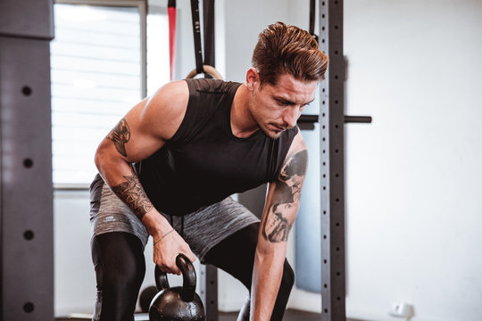 Personal trainer italiano che effettua dimostrazioni visive dei suoi allenamenti, eseguite a corpo libero. Concentrazione, forza e mente sono alla base del suo lavoro.