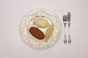 kotlet rybny z ziemniakami i cytryną