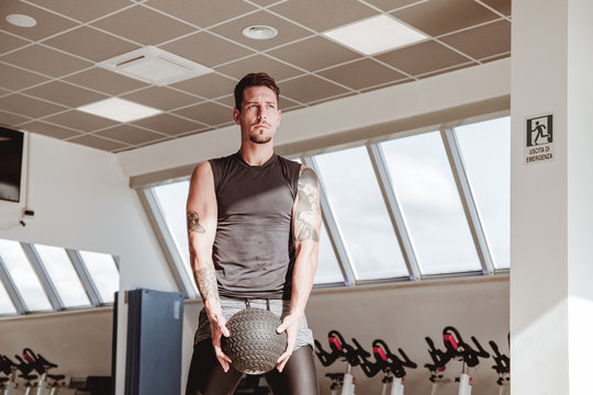 Personal trainer italiano che effettua dimostrazioni visive dei suoi allenamenti, eseguite a corpo libero. Concentrazione, forza e mente sono alla base del suo lavoro.