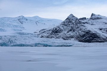 Fototapeta na wymiar Mountain besides the glacier outlet/ tongue of Fjallsarlon | Iceland