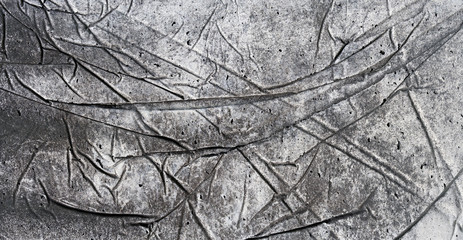 Detail eines gegossenen Betonblocks mit dem abstrakten Abdruck einer verknitterten Folie