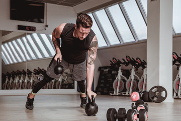 Personal trainer italiano che effettua dimostrazioni visive dei suoi allenamenti, eseguite a corpo...