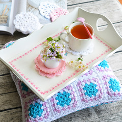 Tee auf einem Tablett