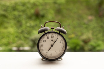 reloj  despertador estilo antiguo y vintage de decoración 