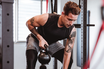 Personal trainer italiano che effettua dimostrazioni visive dei suoi allenamenti, eseguite a corpo...